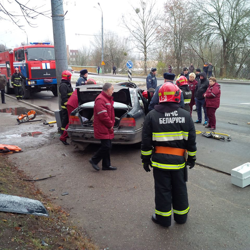 У Гродне хлопец на BMW стукнуўся ў слуп: ратавальнікі гадзіну даставалі кіроўцу (усе жывыя) У Гродне хлопец на BMW стукнуўся ў слуп: ратавальнікі гадзіну даставалі кіроўцу (усе жывыя)