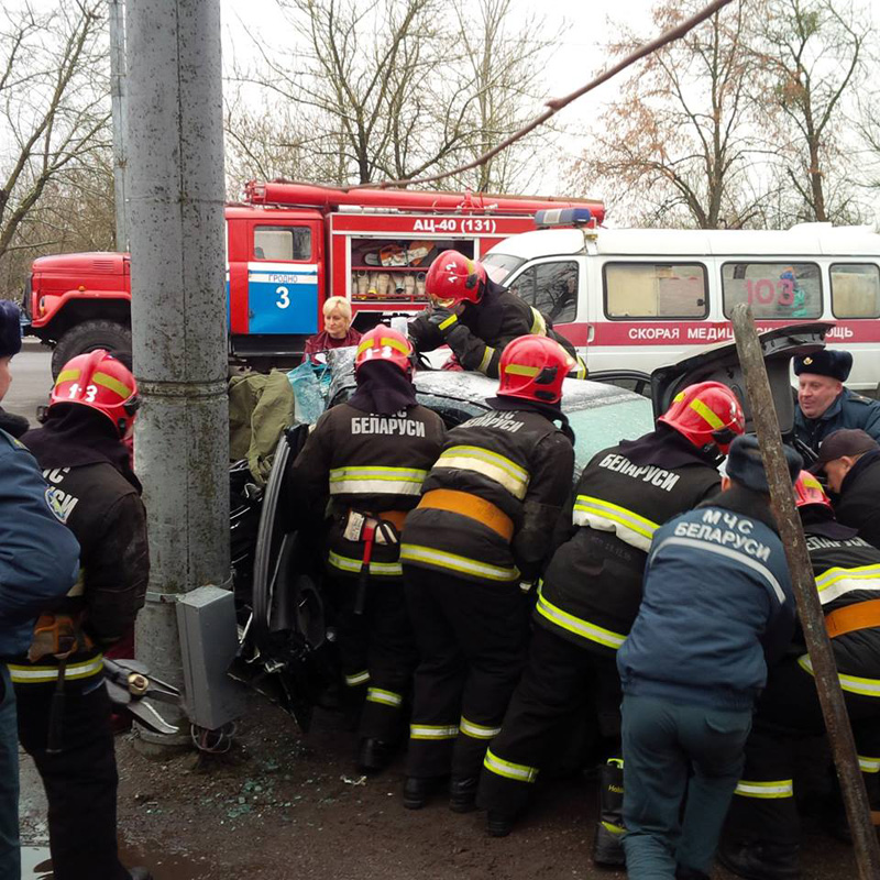 У Гродне хлопец на BMW стукнуўся ў слуп: ратавальнікі гадзіну даставалі кіроўцу (усе жывыя) У Гродне хлопец на BMW стукнуўся ў слуп: ратавальнікі гадзіну даставалі кіроўцу (усе жывыя)