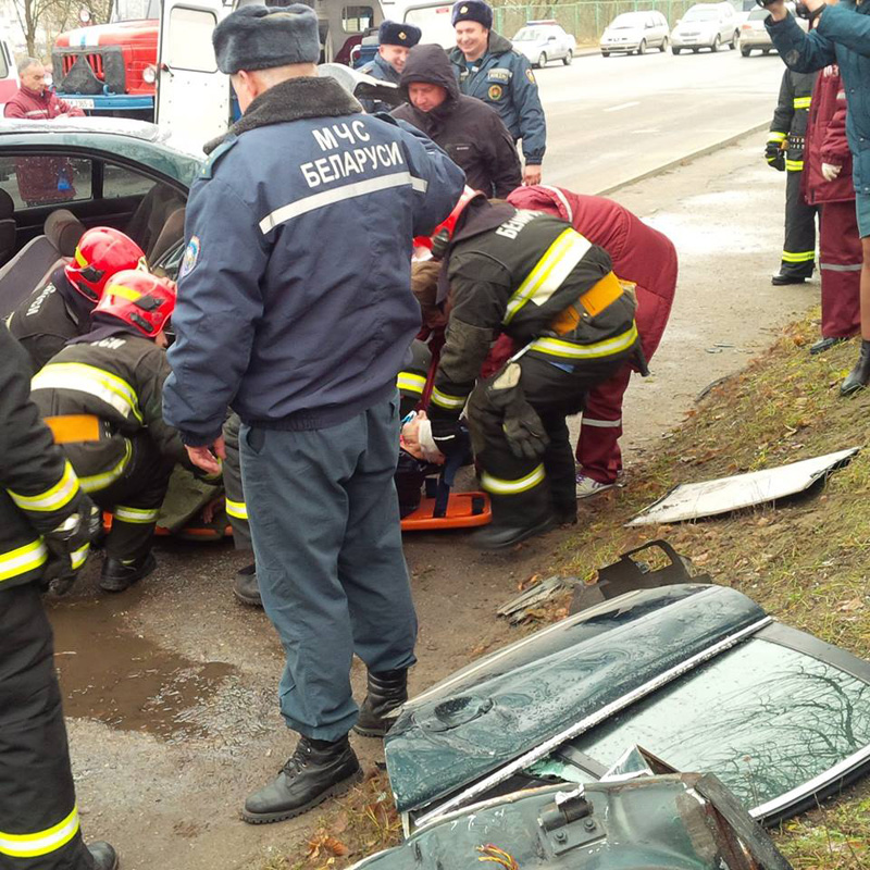У Гродне хлопец на BMW стукнуўся ў слуп: ратавальнікі гадзіну даставалі кіроўцу (усе жывыя) У Гродне хлопец на BMW стукнуўся ў слуп: ратавальнікі гадзіну даставалі кіроўцу (усе жывыя)