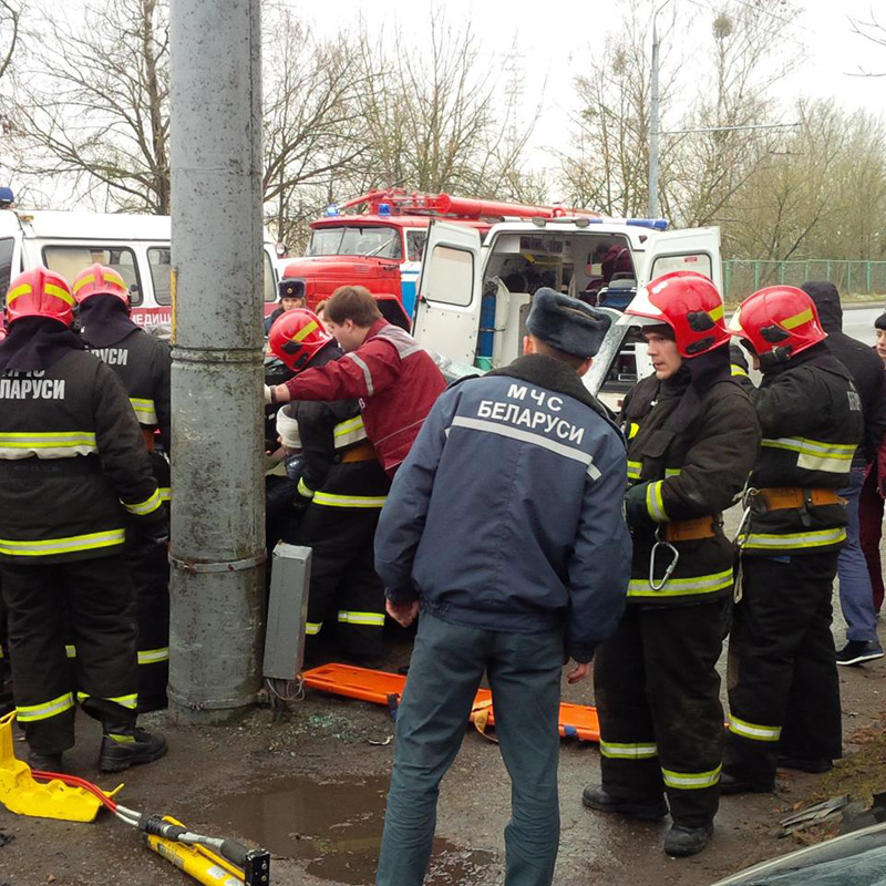 У Гродне хлопец на BMW стукнуўся ў слуп: ратавальнікі гадзіну даставалі кіроўцу (усе жывыя) У Гродне хлопец на BMW стукнуўся ў слуп: ратавальнікі гадзіну даставалі кіроўцу (усе жывыя)