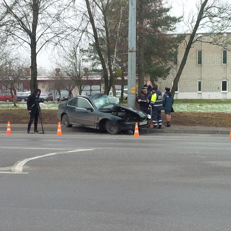 У Гродне хлопец на BMW стукнуўся ў слуп: ратавальнікі гадзіну даставалі кіроўцу (усе жывыя) У Гродне хлопец на BMW стукнуўся ў слуп: ратавальнікі гадзіну даставалі кіроўцу (усе жывыя)