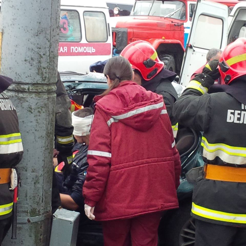 У Гродне хлопец на BMW стукнуўся ў слуп: ратавальнікі гадзіну даставалі кіроўцу (усе жывыя) У Гродне хлопец на BMW стукнуўся ў слуп: ратавальнікі гадзіну даставалі кіроўцу (усе жывыя)