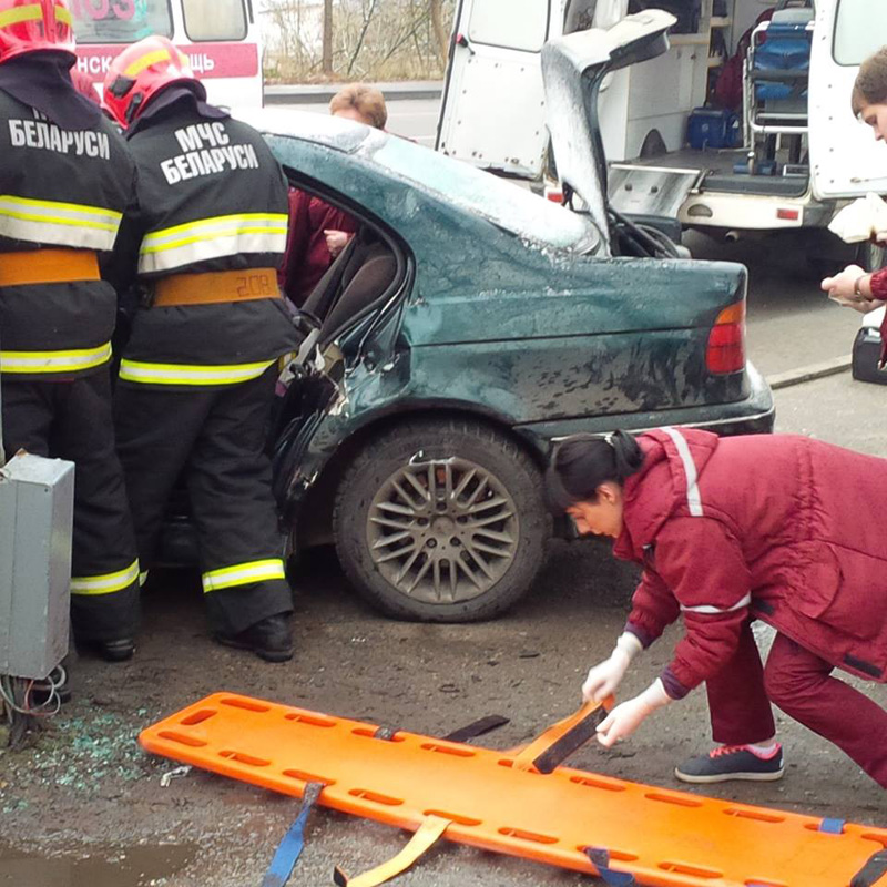 У Гродне хлопец на BMW стукнуўся ў слуп: ратавальнікі гадзіну даставалі кіроўцу (усе жывыя) У Гродне хлопец на BMW стукнуўся ў слуп: ратавальнікі гадзіну даставалі кіроўцу (усе жывыя)