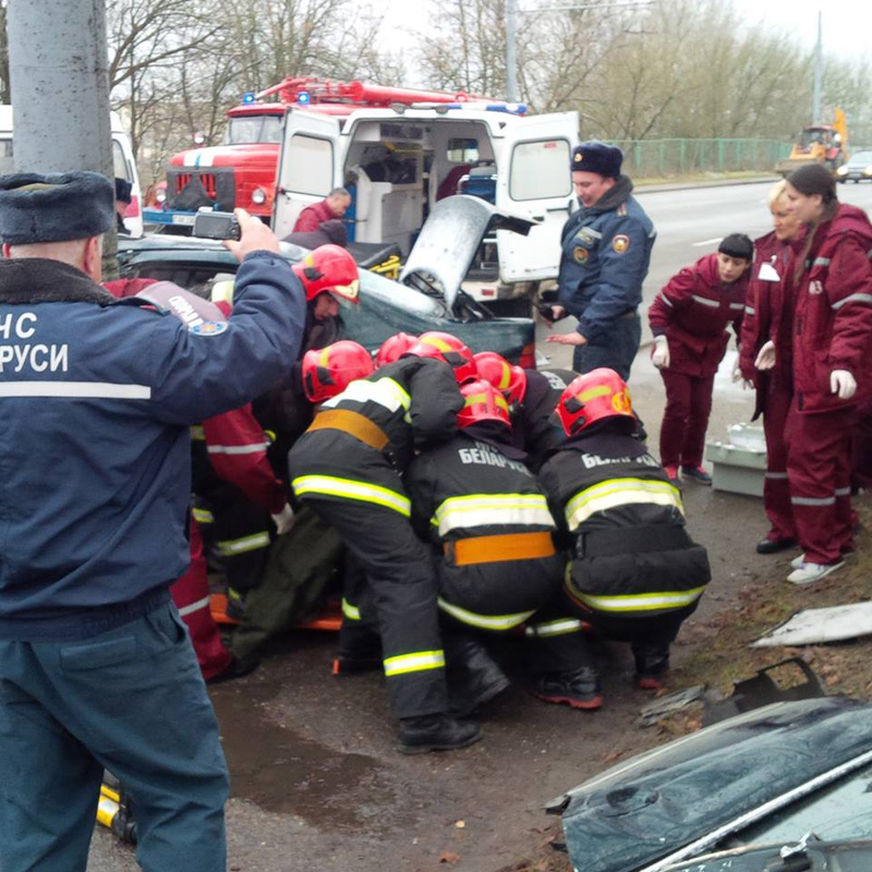 У Гродне хлопец на BMW стукнуўся ў слуп: ратавальнікі гадзіну даставалі кіроўцу (усе жывыя) У Гродне хлопец на BMW стукнуўся ў слуп: ратавальнікі гадзіну даставалі кіроўцу (усе жывыя)