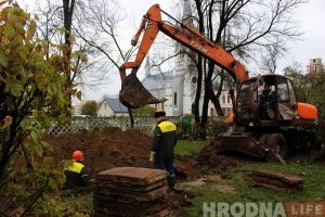 На месцы лютэранскіх могілак у Гродне пачалі капаць: вернікі занепакоеныя, рабочыя абяцаюць павагу