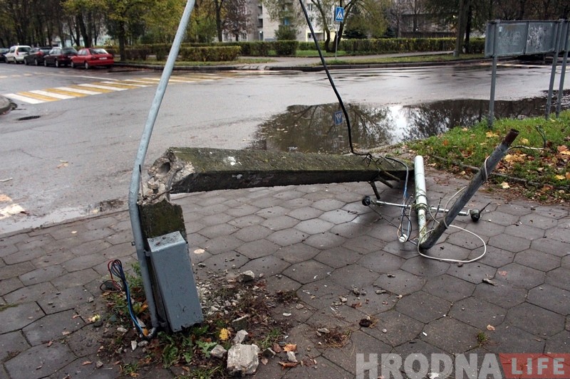 Ноччу на Гагарына кіроўца Honda збіў слуп і агароджу школы Ноччу на Гагарына кіроўца Honda збіў слуп і агароджу школы