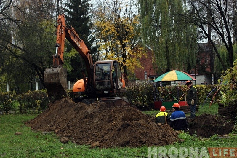На месцы лютэранскіх могілак у Гродне пачалі капаць: вернікі занепакоеныя, рабочыя абяцаюць павагу