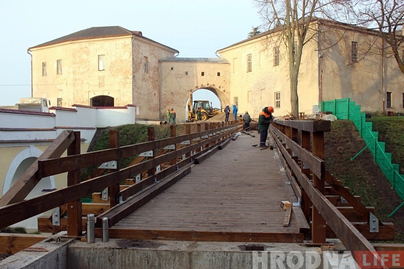 Рэканструкцыя Старога замка: у грунт гары пачалі забіваць палі Рэканструкцыя Старога замка: у грунт гары пачалі забіваць палі