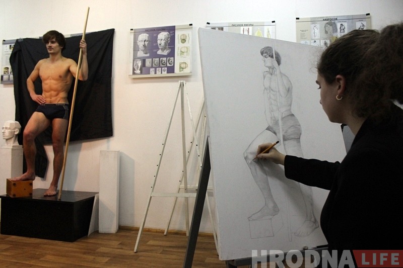 Як гэта - гадзінамі пазіраваць для мастакоў: натуршчык расказвае пра сваю працу