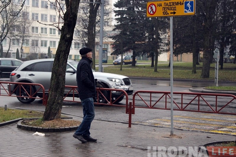 Бяспечна, але нязручна: пешаходы і кіроўцы пра закрыццё нерэгуляванага перахода на Горкага