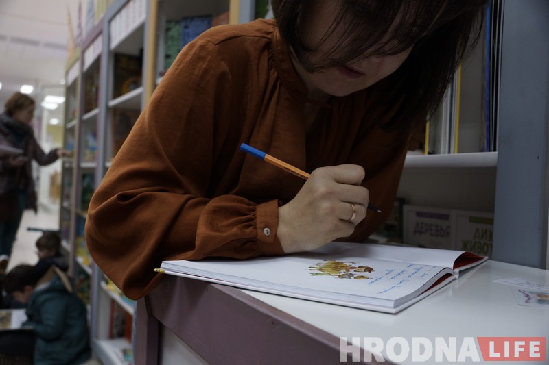 Намаляваны сабака Фрося і мастачка Іна Папаратная сустрэліся на аўтограф-сесіі ў Гродне