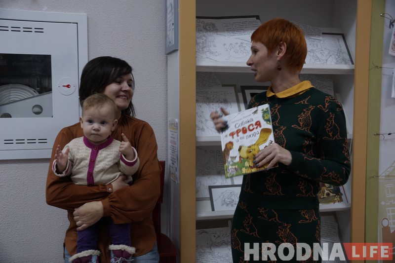 Намаляваны сабака Фрося і мастачка Іна Папаратная сустрэліся на аўтограф-сесіі ў Гродне