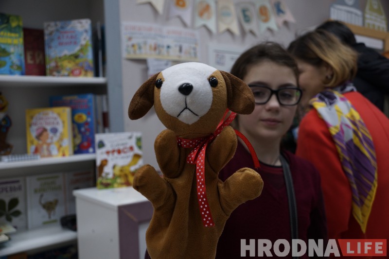 Намаляваны сабака Фрося і мастачка Іна Папаратная сустрэліся на аўтограф-сесіі ў Гродне Намаляваны сабака Фрося і мастачка Іна Папаратная сустрэліся на аўтограф-сесіі ў Гродне