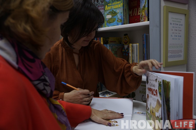 Намаляваны сабака Фрося і мастачка Іна Папаратная сустрэліся на аўтограф-сесіі ў Гродне Намаляваны сабака Фрося і мастачка Іна Папаратная сустрэліся на аўтограф-сесіі ў Гродне