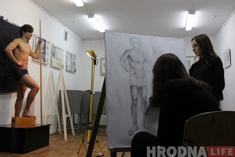 Як гэта - гадзінамі пазіраваць для мастакоў: натуршчык расказвае пра сваю працу