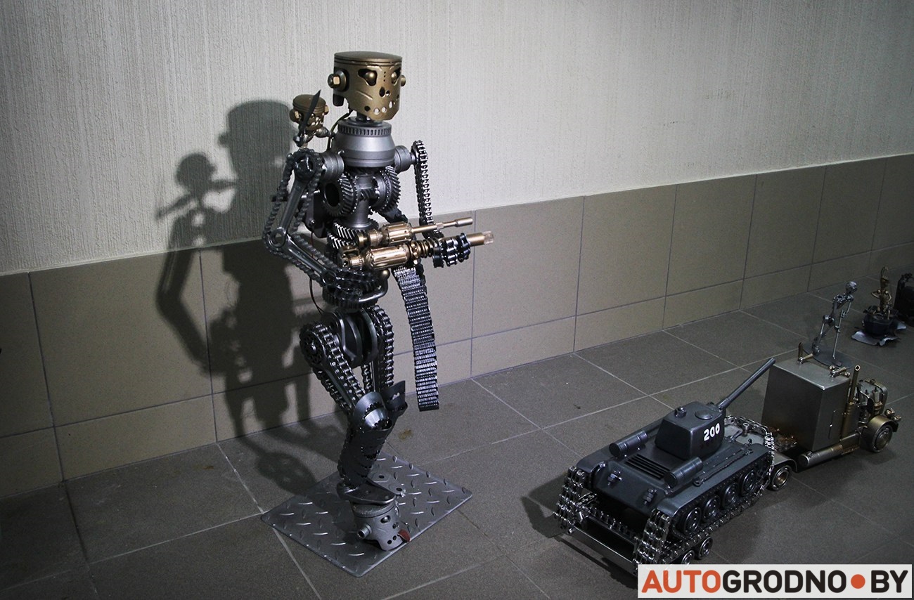 Творчество в обычном гараже: бывший мотоспортсмен создает поделки из запчастей