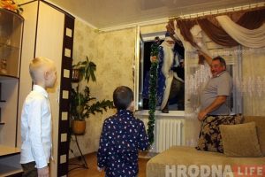 Дзед Мароз прыйшоў праз акно: у Гродне прамысловы альпініст прыносіць дзецям казку