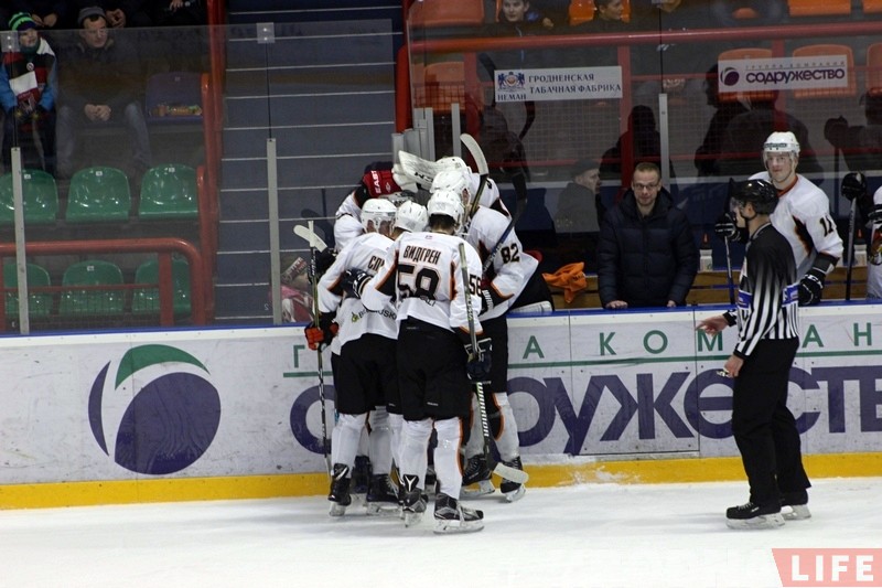 "Шахцёр" у Гродне перапыніў 14-матчавую пераможную серыю "Нёмана" "Шахцёр" у Гродне перапыніў 14-матчавую пераможную серыю "Нёмана"