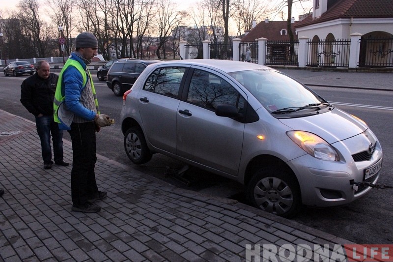 «Паркаваўcя і машына правалілася». На Горкага ліўневыя краты не вытрымалі легкавы аўтамабіль