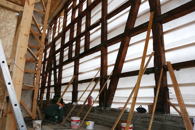 «Ужо зроблена нямала»: на Каложскай царкве пачалі мантаж драўлянай абшыўкі