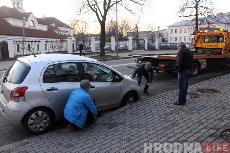 «Паркаваўcя і машына правалілася». На Горкага ліўневыя краты не вытрымалі легкавы аўтамабіль