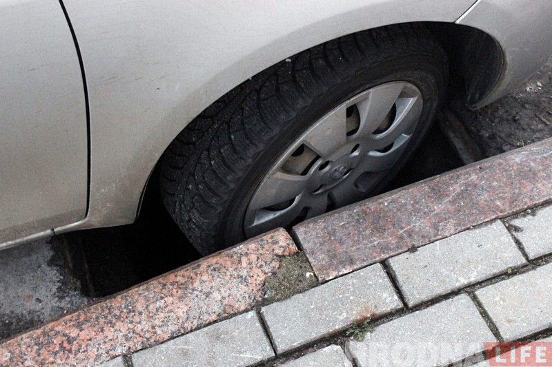 «Паркаваўcя і машына правалілася». На Горкага ліўневыя краты не вытрымалі легкавы аўтамабіль