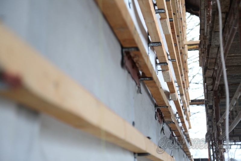 «Уже сделано немало»: на Коложской церкви начали монтаж деревянной обшивки