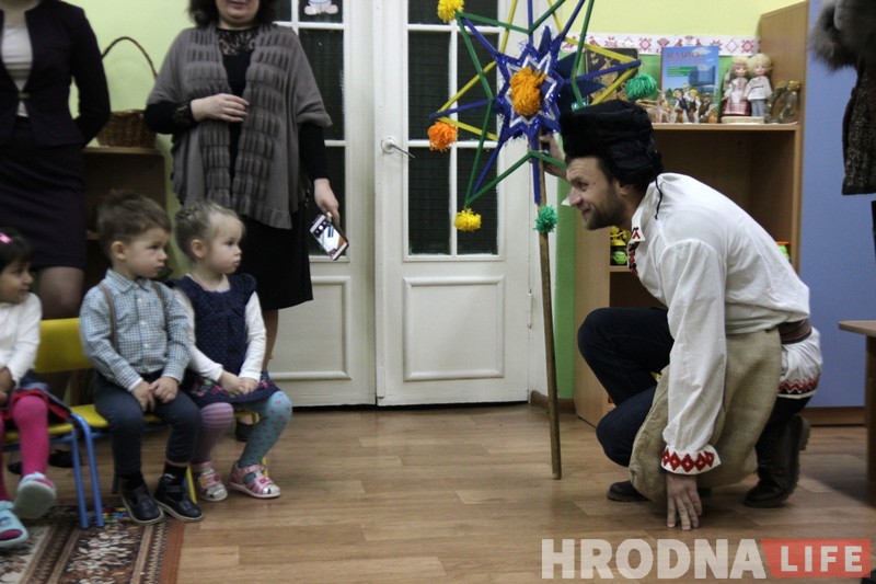 “Мы са святам вас вітаем!” Калядоўшчыкі ў Гродне наведалі беларускамоўную групу ў дзіцячым садку