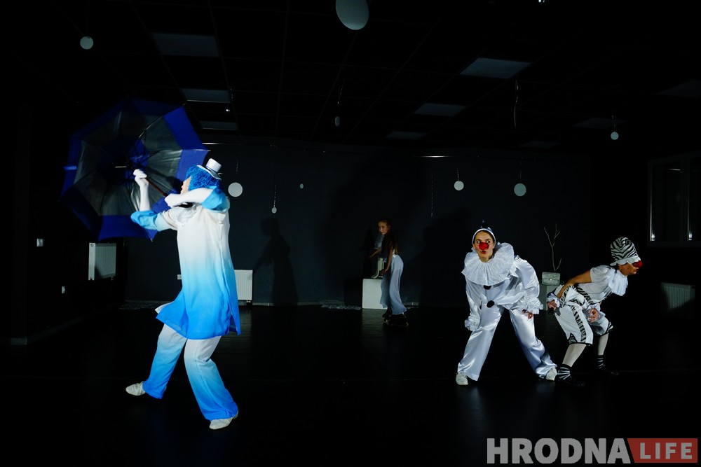 У пошуках снегу і прыгажосці. Танцоры з трох гродзенскіх студый прадставілі свой першы танц-спектакль У пошуках снегу і прыгажосці. Танцоры з трох гродзенскіх студый прадставілі свой першы танц-спектакль