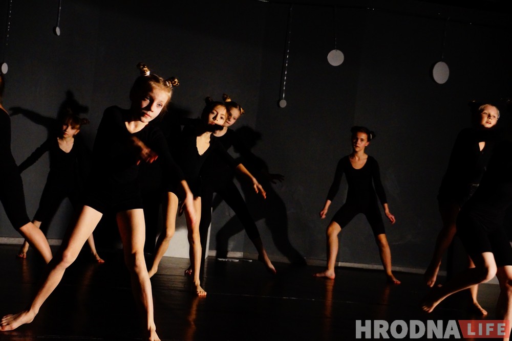 У пошуках снегу і прыгажосці. Танцоры з трох гродзенскіх студый прадставілі свой першы танц-спектакль У пошуках снегу і прыгажосці. Танцоры з трох гродзенскіх студый прадставілі свой першы танц-спектакль