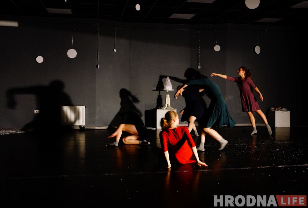 У пошуках снегу і прыгажосці. Танцоры з трох гродзенскіх студый прадставілі свой першы танц-спектакль У пошуках снегу і прыгажосці. Танцоры з трох гродзенскіх студый прадставілі свой першы танц-спектакль