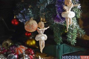 Святы Мікалай і стогадовыя балерыны. Да Калядаў і Новага года Януш Паруліс зладзіў выставу ёлачных цацак