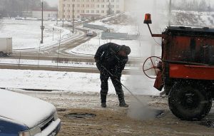 "Плацім дарожны падатак, а такое адбываецца!" Гродзенка абураная, што асфальт кладуць у снег