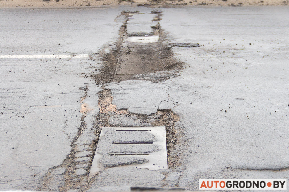 Праз тры тыдні пасля рамонту на Румлёўскім мосце працягвае "выпарацца" асфальт