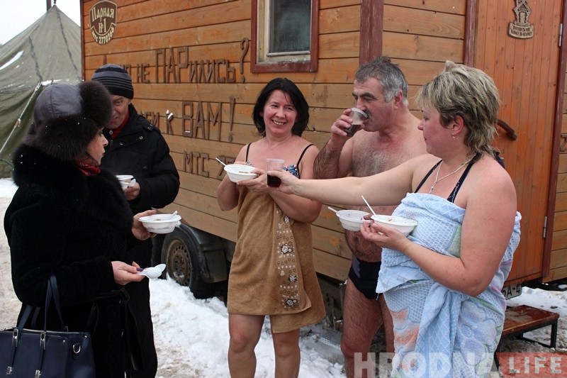 "Адчуванні - труба, космас". Гродзенцы на Юбілейным возеры святкавалі Вадохрышча "Адчуванні - труба, космас". Гродзенцы на Юбілейным возеры святкавалі Вадохрышча