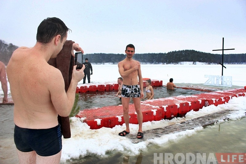 "Адчуванні - труба, космас". Гродзенцы на Юбілейным возеры святкавалі Вадохрышча "Адчуванні - труба, космас". Гродзенцы на Юбілейным возеры святкавалі Вадохрышча
