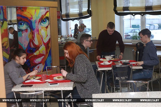 Танна, смачна і хутка: рэпартаж са студэнцкай сталоўкі ў Гродне