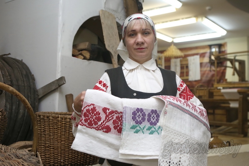 Гарадзенскія ткачыхі цанілі стрыманасць ва ўзорах: як малады ўрач адраджае на Лідчыне ўнікальныя традыцыі ткацтва