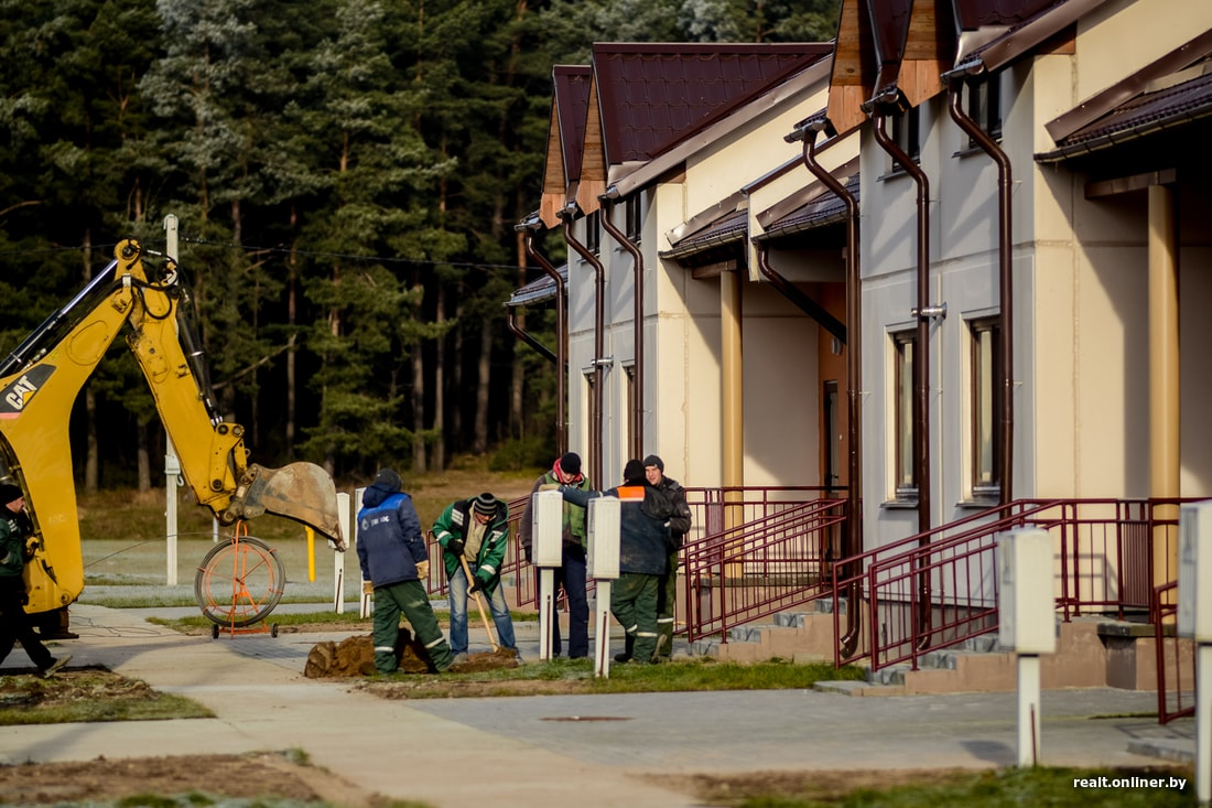 Рэпартаж з пасёлка каркасных дамоў у Ласосна, дзе гатовы катэдж каштуе 58 тысяч даляраў па курсе
