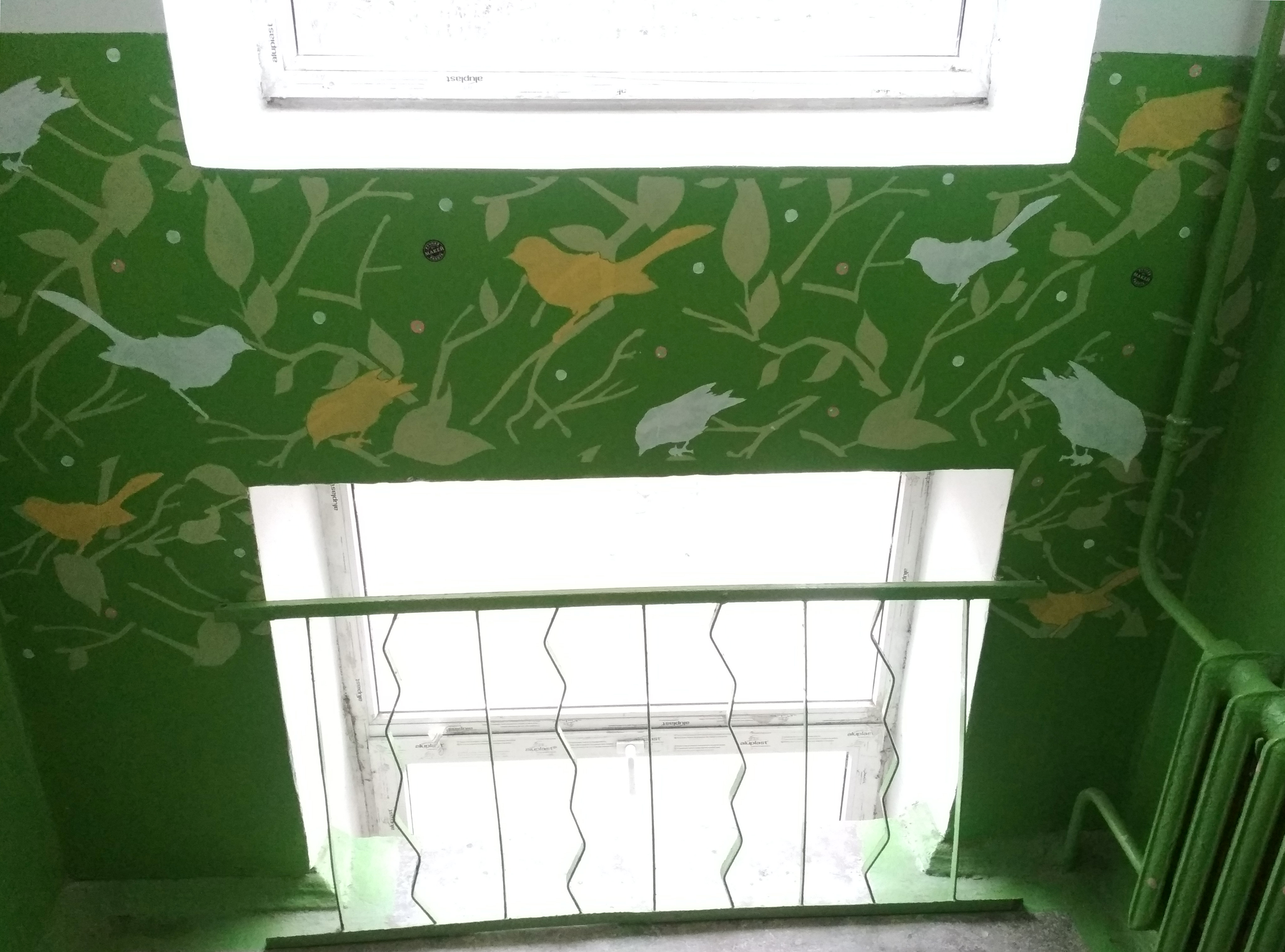 Глядзіце, як гродзенцы размалявалі звычайны пад'езд у хрушчоўцы. І на гэтым не спыняюцца!