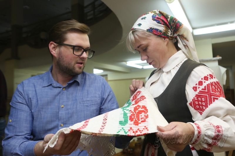 Гарадзенскія ткачыхі цанілі стрыманасць ва ўзорах: як малады ўрач адраджае на Лідчыне ўнікальныя традыцыі ткацтва