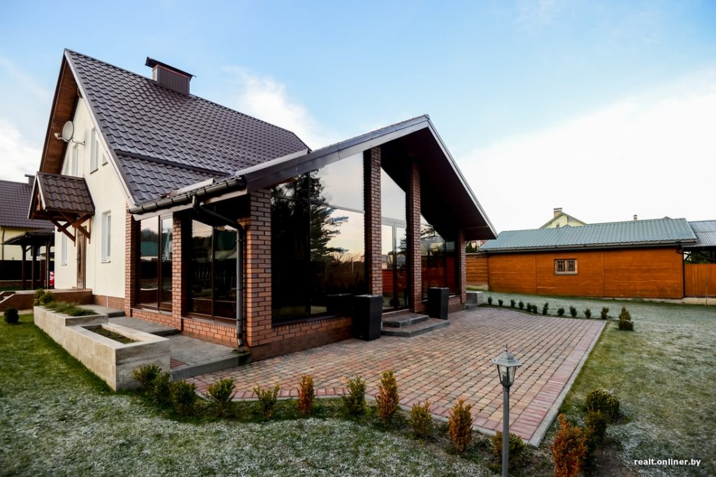 Рэпартаж з пасёлка каркасных дамоў у Ласосна, дзе гатовы катэдж каштуе 58 тысяч даляраў па курсе