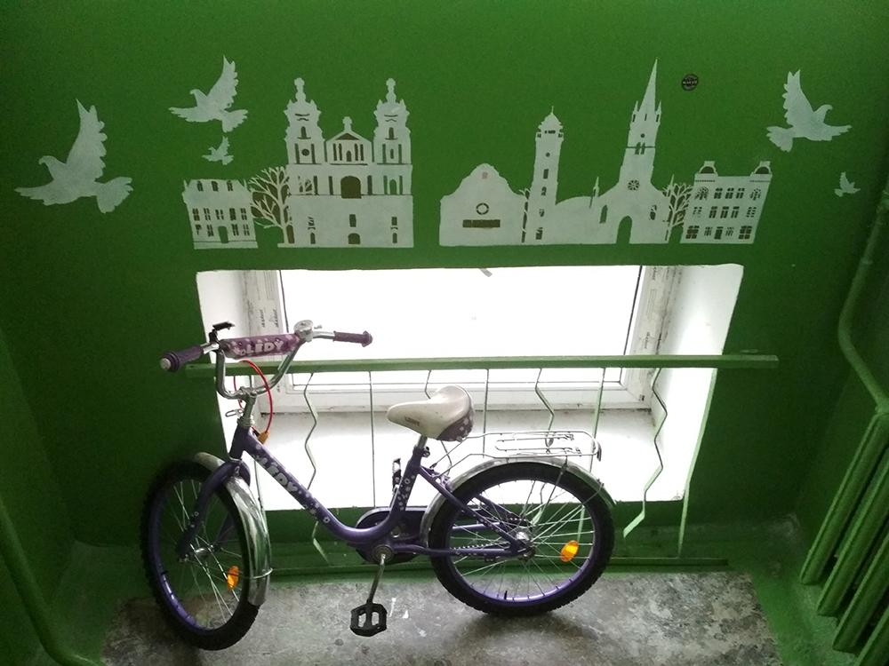 Глядзіце, як гродзенцы размалявалі звычайны пад'езд у хрушчоўцы. І на гэтым не спыняюцца!