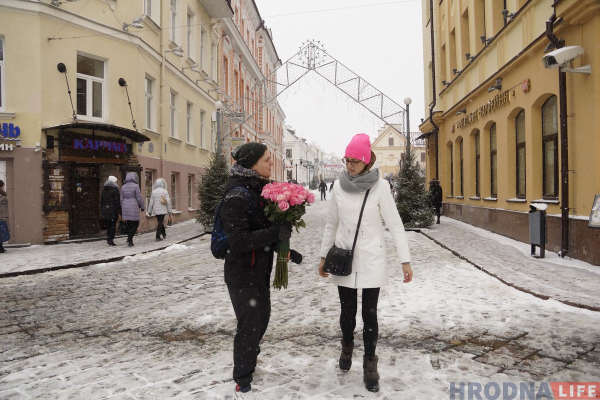 Ружы пасярод снегу: Руслан Кулевіч з Hrodna.life у цэнтры горада дарыў жанчынам кветкі