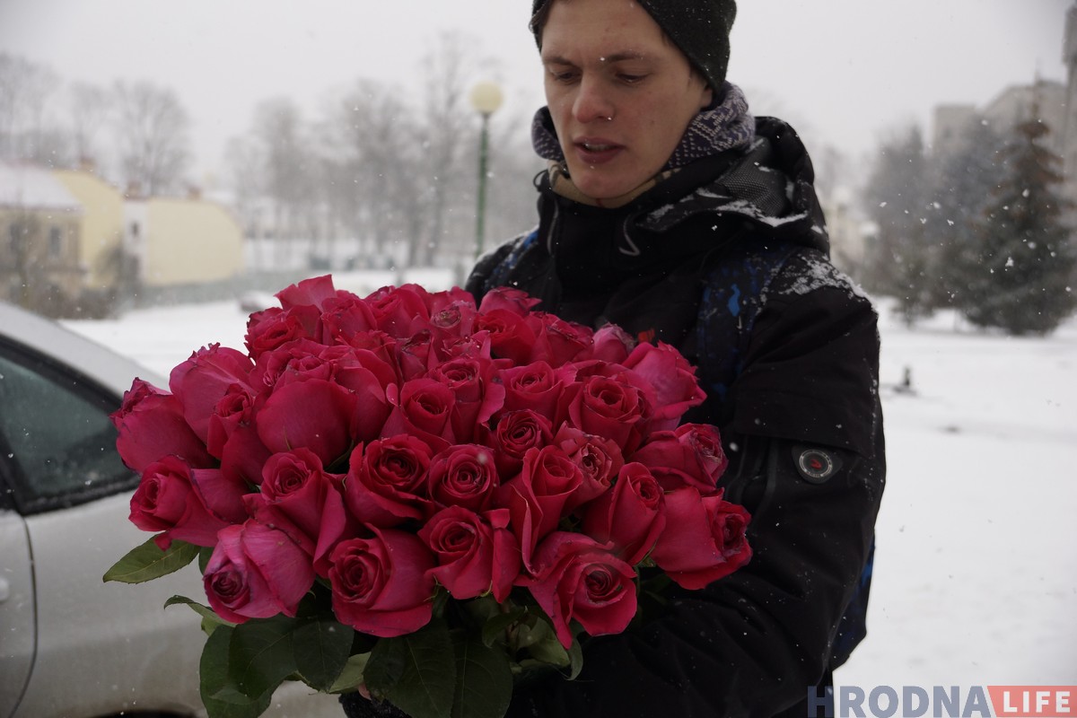 Ружы пасярод снегу: Руслан Кулевіч з Hrodna.life у цэнтры горада дарыў жанчынам кветкі