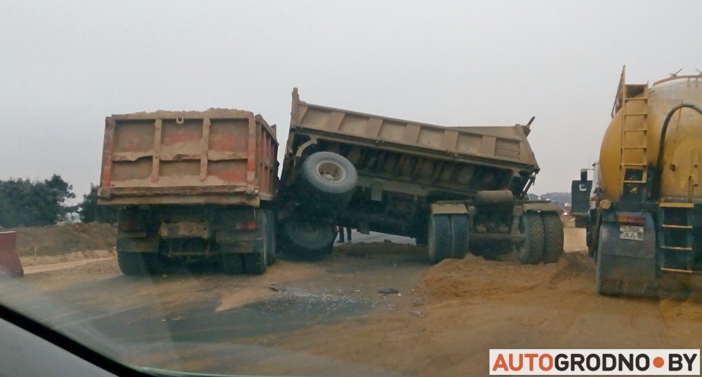 На М6 сутыкнуліся грузавікі з пяском, якія цалкам перакрылі праезд