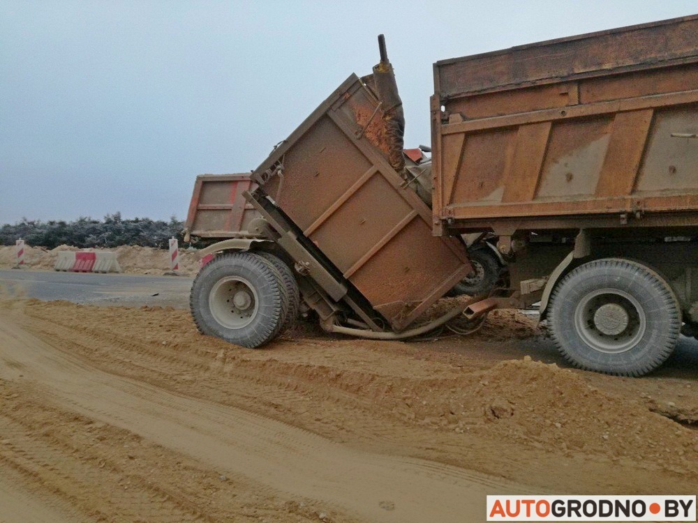 На М6 сутыкнуліся грузавікі з пяском, якія цалкам перакрылі праезд
