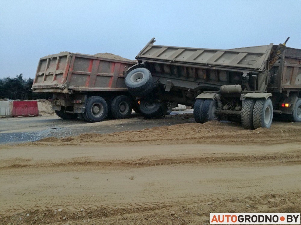 На М6 сутыкнуліся грузавікі з пяском, якія цалкам перакрылі праезд