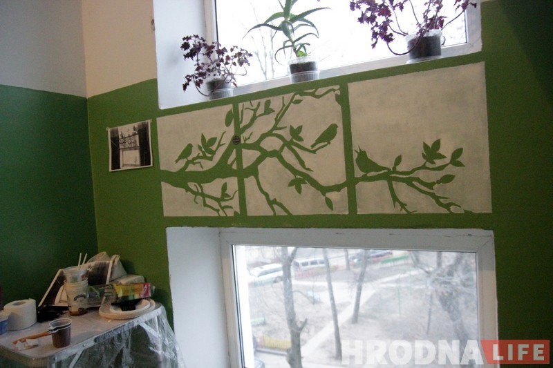 Глядзіце, як гродзенцы размалявалі звычайны пад'езд у хрушчоўцы. І на гэтым не спыняюцца!