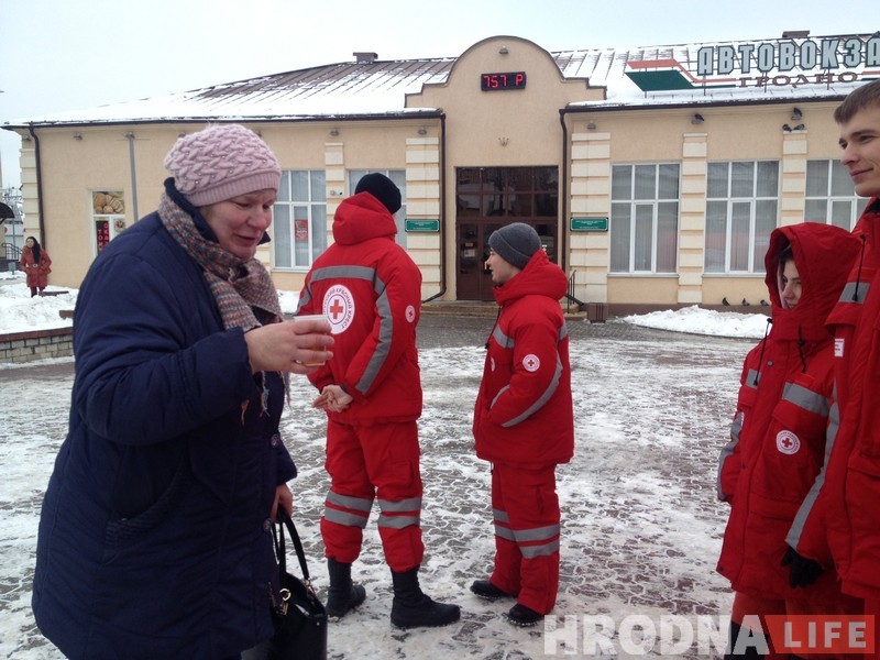 Не дачакаліся маразоў: каля аўтавакзала бясплатна раздаюць чай, супы і пюрэ